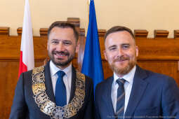 umk_0607.jpg-Aleksander Miszalski, gratulacje, prezydent, goście, zaprzysiężenie, ślubowanie