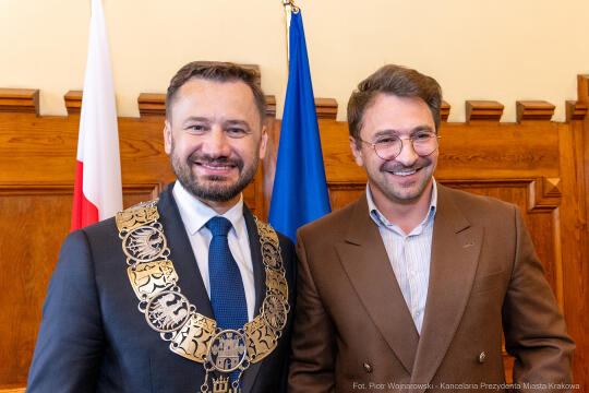 umk_0610.jpg-Aleksander Miszalski, gratulacje, prezydent, goście, zaprzysiężenie, ślubowanie