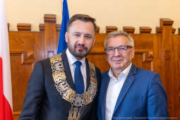 umk_0613.jpg-Aleksander Miszalski, gratulacje, prezydent, goście, zaprzysiężenie, ślubowanie