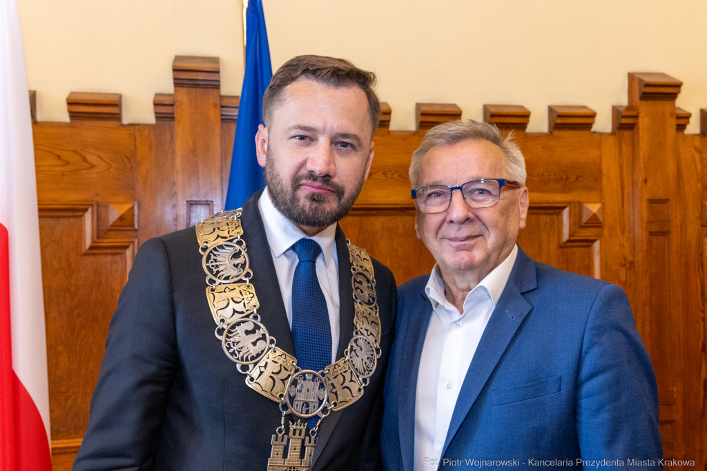 umk_0613.jpg-Aleksander Miszalski, gratulacje, prezydent, goście, zaprzysiężenie, ślubowanie  Autor: P. Wojnarowski