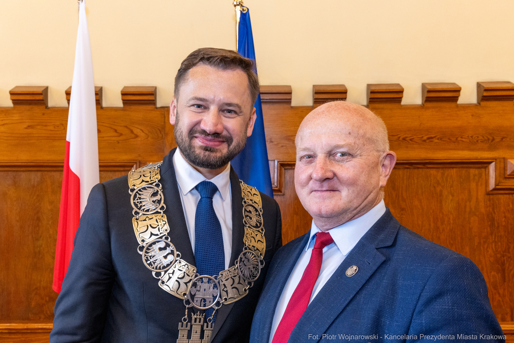 umk_0618.jpg-Aleksander Miszalski, gratulacje, prezydent, goście, zaprzysiężenie, ślubowanie  Autor: P. Wojnarowski