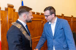 umk_0620.jpg-Aleksander Miszalski, gratulacje, prezydent, goście, zaprzysiężenie, ślubowanie