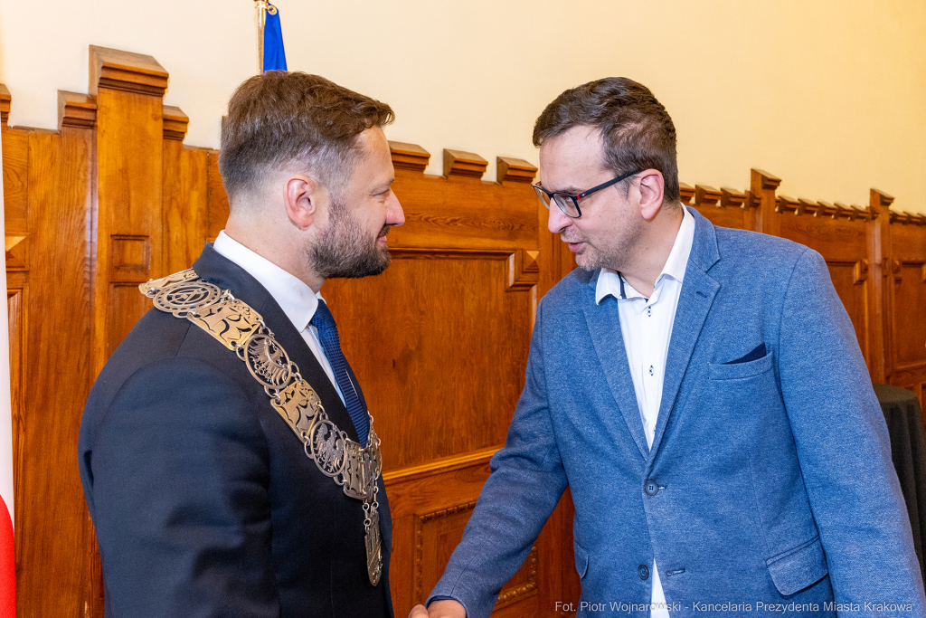 umk_0620.jpg-Aleksander Miszalski, gratulacje, prezydent, goście, zaprzysiężenie, ślubowanie  Autor: P. Wojnarowski