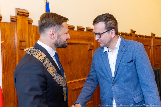 umk_0620.jpg-Aleksander Miszalski, gratulacje, prezydent, goście, zaprzysiężenie, ślubowanie