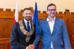 umk_0621.jpg-Aleksander Miszalski, gratulacje, prezydent, goście, zaprzysiężenie, ślubowanie