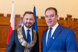 umk_0627.jpg-Aleksander Miszalski, gratulacje, prezydent, goście, zaprzysiężenie, ślubowanie