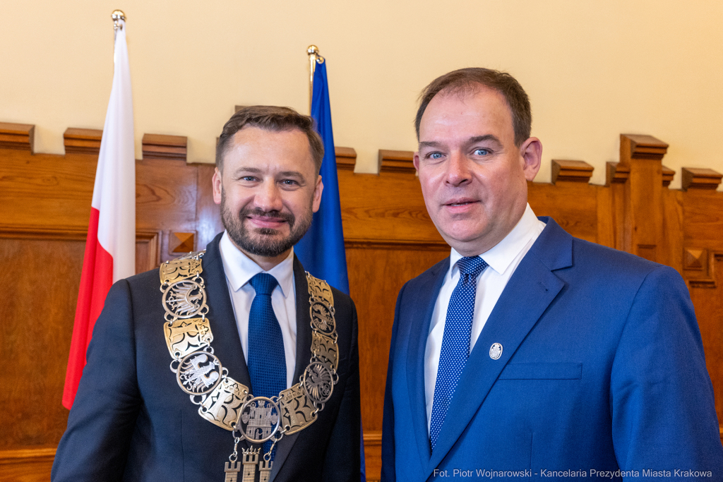 umk_0627.jpg-Aleksander Miszalski, gratulacje, prezydent, goście, zaprzysiężenie, ślubowanie  Autor: P. Wojnarowski