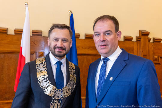 umk_0627.jpg-Aleksander Miszalski, gratulacje, prezydent, goście, zaprzysiężenie, ślubowanie