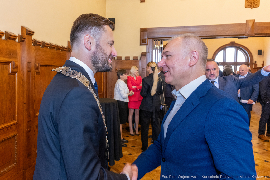 umk_0628.jpg-Aleksander Miszalski, gratulacje, prezydent, goście, zaprzysiężenie, ślubowanie  Autor: P. Wojnarowski