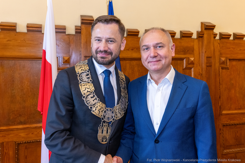 umk_0632.jpg-Aleksander Miszalski, gratulacje, prezydent, goście, zaprzysiężenie, ślubowanie  Autor: P. Wojnarowski