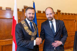 umk_0636.jpg-Aleksander Miszalski, gratulacje, prezydent, goście, zaprzysiężenie, ślubowanie