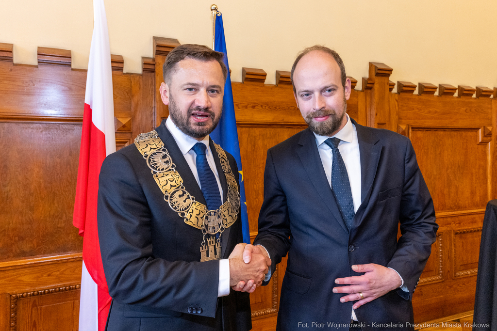 umk_0636.jpg-Aleksander Miszalski, gratulacje, prezydent, goście, zaprzysiężenie, ślubowanie  Autor: P. Wojnarowski