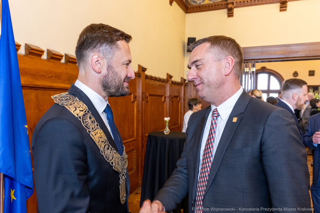 umk_0638.jpg-Aleksander Miszalski, gratulacje, prezydent, goście, zaprzysiężenie, ślubowanie  Autor: P. Wojnarowski