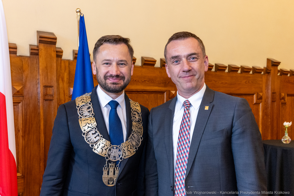 umk_0639.jpg-Aleksander Miszalski, gratulacje, prezydent, goście, zaprzysiężenie, ślubowanie  Autor: P. Wojnarowski