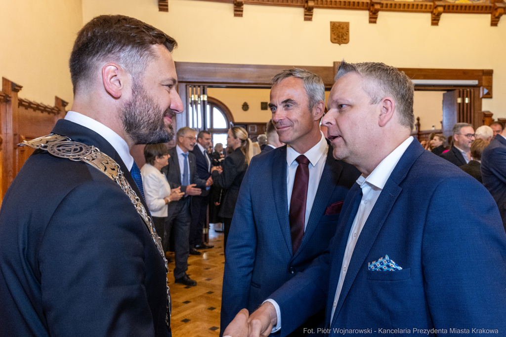 umk_0641.jpg-Aleksander Miszalski, gratulacje, prezydent, goście, zaprzysiężenie, ślubowanie  Autor: P. Wojnarowski