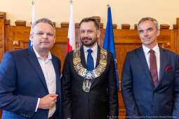 umk_0646.jpg-Aleksander Miszalski, gratulacje, prezydent, goście, zaprzysiężenie, ślubowanie