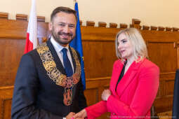 umk_0652.jpg-Aleksander Miszalski, gratulacje, prezydent, goście, zaprzysiężenie, ślubowanie