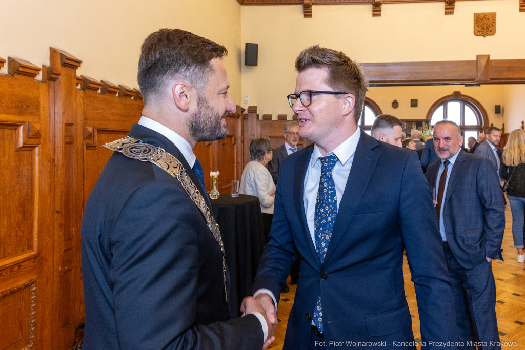 umk_0655.jpg-Aleksander Miszalski, gratulacje, prezydent, goście, zaprzysiężenie, ślubowanie  Autor: P. Wojnarowski