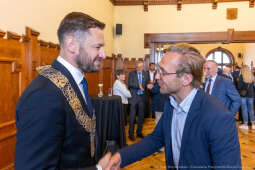 umk_0659.jpg-Aleksander Miszalski, gratulacje, prezydent, goście, zaprzysiężenie, ślubowanie