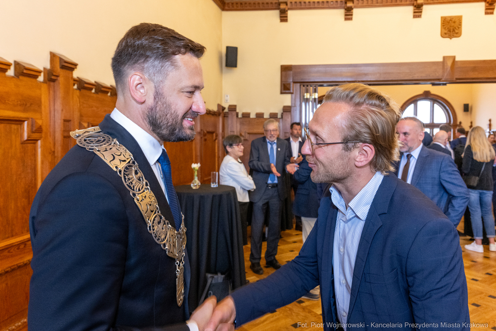umk_0659.jpg-Aleksander Miszalski, gratulacje, prezydent, goście, zaprzysiężenie, ślubowanie  Autor: P. Wojnarowski