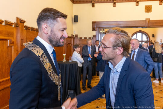 umk_0659.jpg-Aleksander Miszalski, gratulacje, prezydent, goście, zaprzysiężenie, ślubowanie