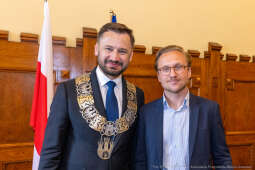 umk_0661.jpg-Aleksander Miszalski, gratulacje, prezydent, goście, zaprzysiężenie, ślubowanie