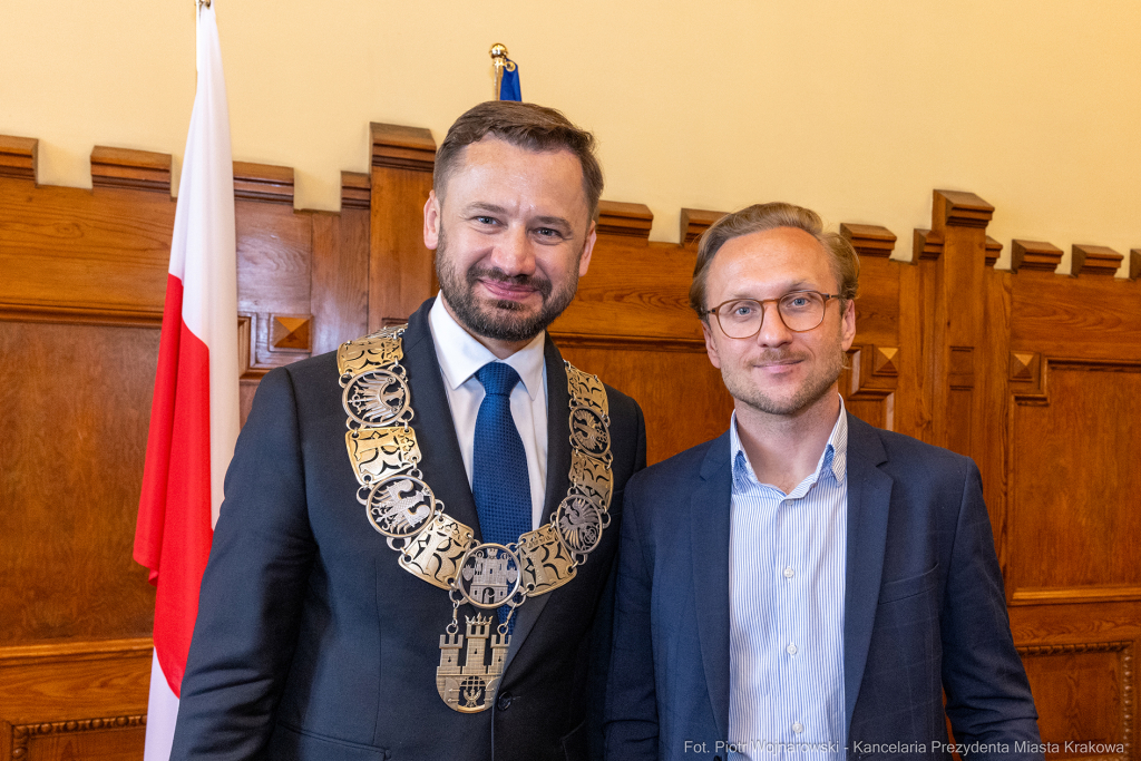 umk_0661.jpg-Aleksander Miszalski, gratulacje, prezydent, goście, zaprzysiężenie, ślubowanie  Autor: P. Wojnarowski