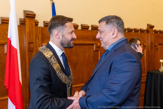 umk_0662.jpg-Aleksander Miszalski, gratulacje, prezydent, goście, zaprzysiężenie, ślubowanie