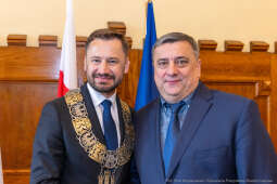 umk_0665.jpg-Aleksander Miszalski, gratulacje, prezydent, goście, zaprzysiężenie, ślubowanie