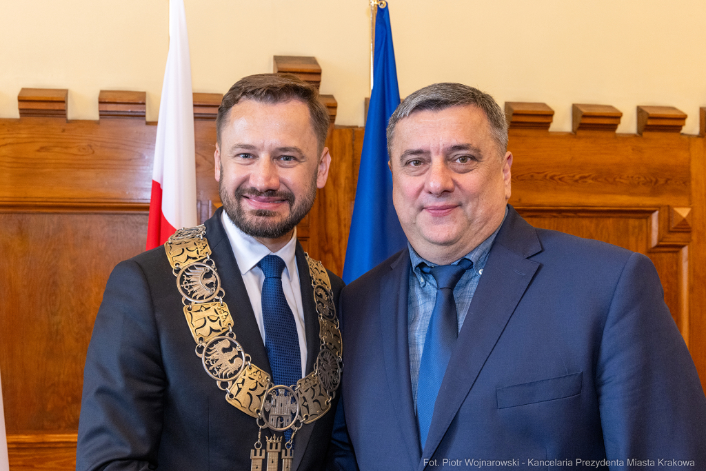 umk_0665.jpg-Aleksander Miszalski, gratulacje, prezydent, goście, zaprzysiężenie, ślubowanie  Autor: P. Wojnarowski