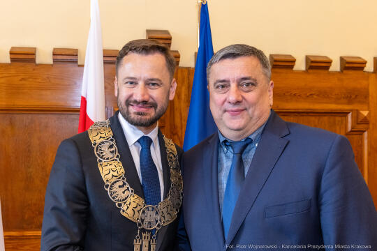 umk_0665.jpg-Aleksander Miszalski, gratulacje, prezydent, goście, zaprzysiężenie, ślubowanie