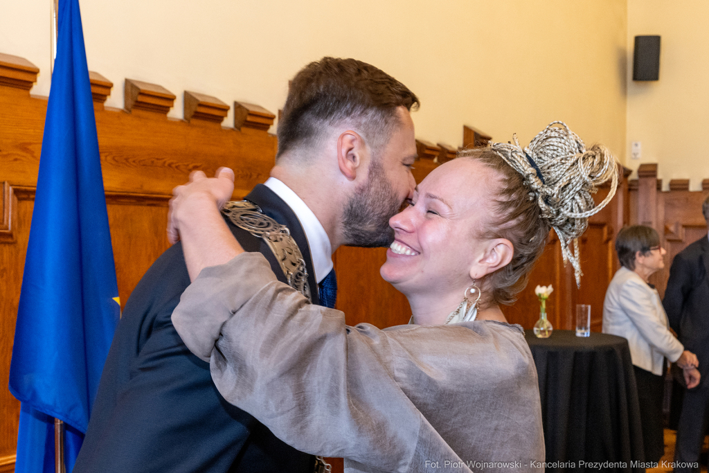 umk_0667.jpg-Aleksander Miszalski, gratulacje, prezydent, goście, zaprzysiężenie, ślubowanie  Autor: P. Wojnarowski
