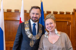 umk_0669.jpg-Aleksander Miszalski, gratulacje, prezydent, goście, zaprzysiężenie, ślubowanie