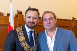 umk_0683.jpg-Aleksander Miszalski, gratulacje, prezydent, goście, zaprzysiężenie, ślubowanie