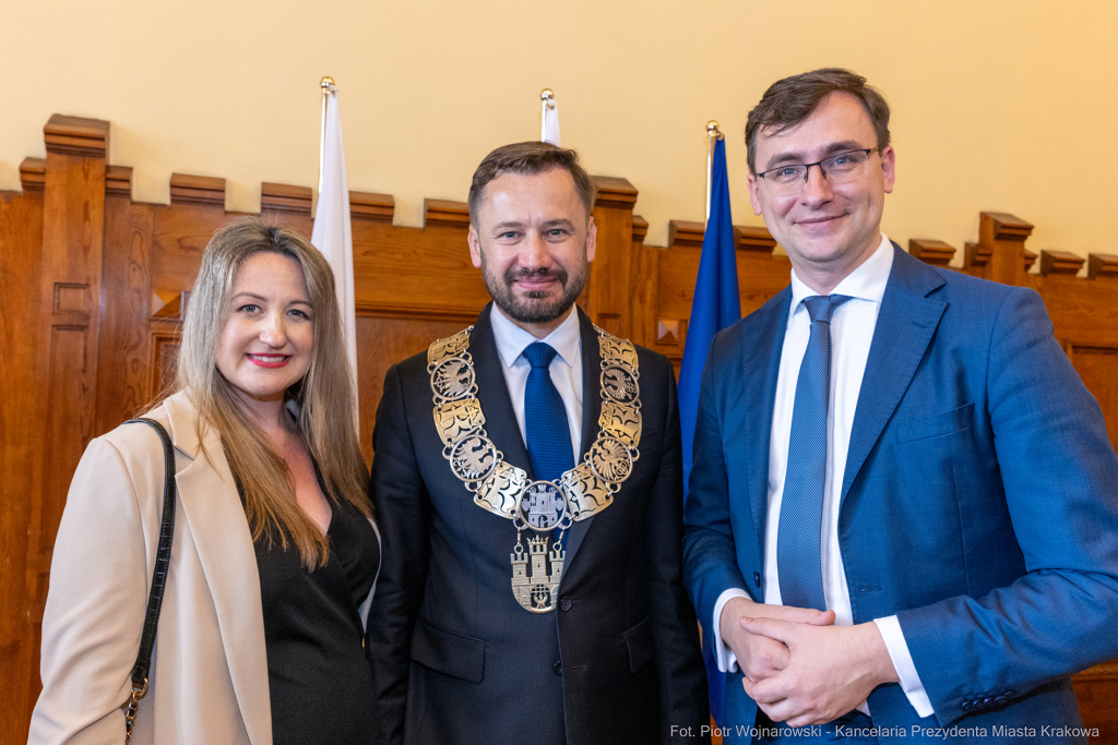 umk_0699.jpg-Aleksander Miszalski, gratulacje, prezydent, goście, zaprzysiężenie, ślubowanie  Autor: P. Wojnarowski