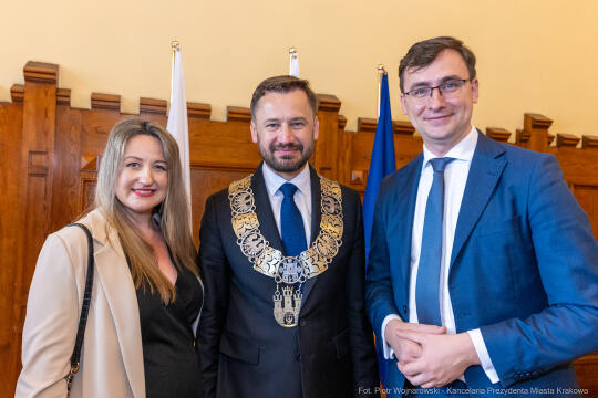 umk_0699.jpg-Aleksander Miszalski, gratulacje, prezydent, goście, zaprzysiężenie, ślubowanie
