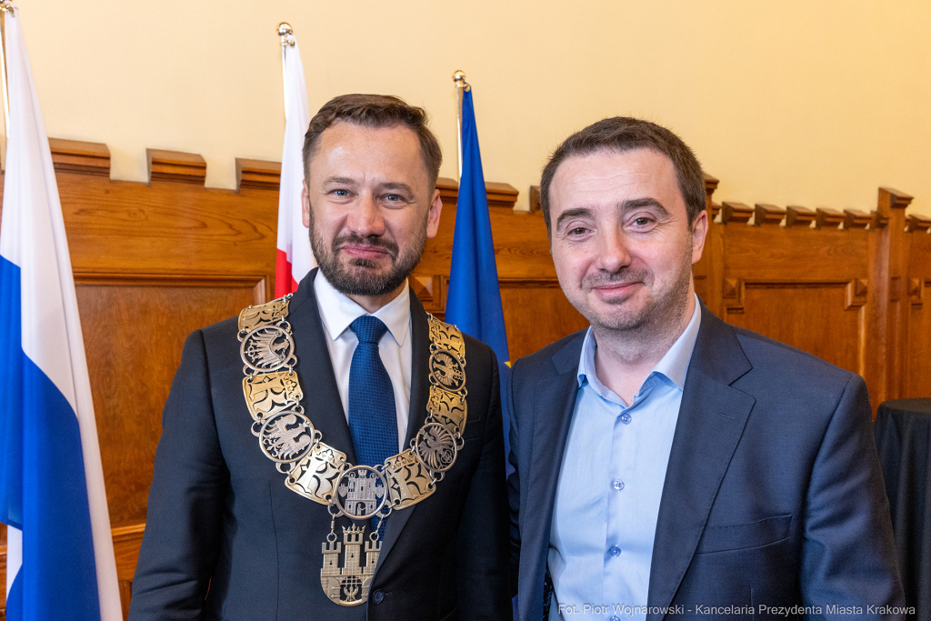 umk_0701.jpg-Aleksander Miszalski, gratulacje, prezydent, goście, zaprzysiężenie, ślubowanie  Autor: P. Wojnarowski