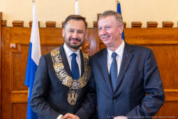 umk_0704.jpg-Aleksander Miszalski, gratulacje, prezydent, goście, zaprzysiężenie, ślubowanie
