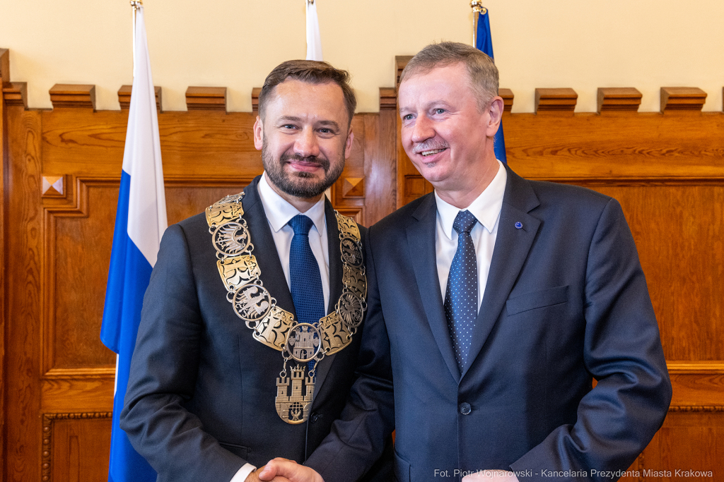 umk_0704.jpg-Aleksander Miszalski, gratulacje, prezydent, goście, zaprzysiężenie, ślubowanie  Autor: P. Wojnarowski