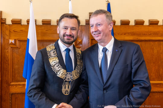 umk_0704.jpg-Aleksander Miszalski, gratulacje, prezydent, goście, zaprzysiężenie, ślubowanie