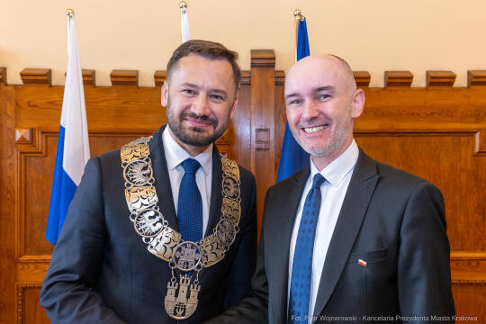 umk_0708.jpg-Aleksander Miszalski, gratulacje, prezydent, goście, zaprzysiężenie, ślubowanie