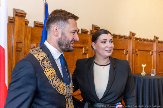 umk_0710.jpg-Aleksander Miszalski, gratulacje, prezydent, goście, zaprzysiężenie, ślubowanie
