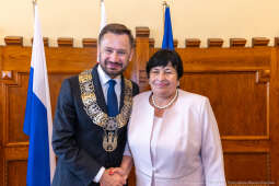umk_0716.jpg-Aleksander Miszalski, gratulacje, prezydent, goście, zaprzysiężenie, ślubowanie