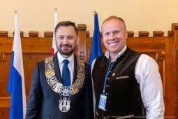 umk_0728.jpg-Aleksander Miszalski, gratulacje, prezydent, goście, zaprzysiężenie, ślubowanie