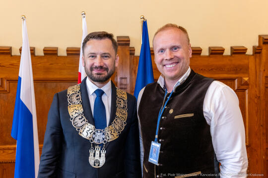 umk_0728.jpg-Aleksander Miszalski, gratulacje, prezydent, goście, zaprzysiężenie, ślubowanie