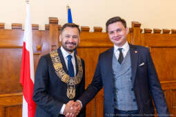 umk_0729.jpg-Aleksander Miszalski, gratulacje, prezydent, goście, zaprzysiężenie, ślubowanie