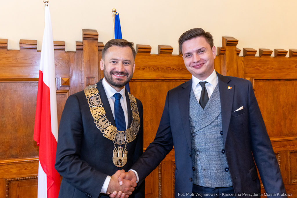 umk_0729.jpg-Aleksander Miszalski, gratulacje, prezydent, goście, zaprzysiężenie, ślubowanie  Autor: P. Wojnarowski