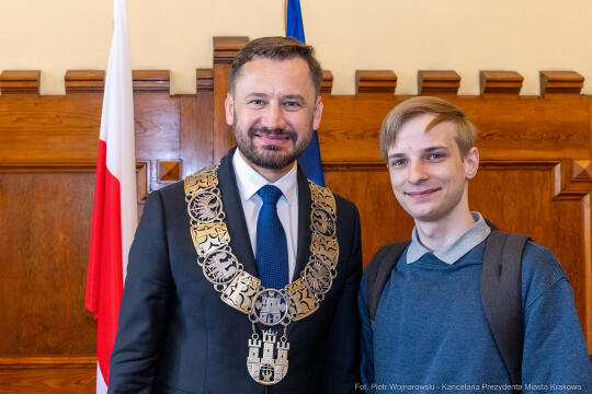 umk_0737.jpg-Aleksander Miszalski, gratulacje, prezydent, goście, zaprzysiężenie, ślubowanie