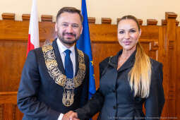 umk_0750.jpg-Aleksander Miszalski, gratulacje, prezydent, goście, zaprzysiężenie, ślubowanie