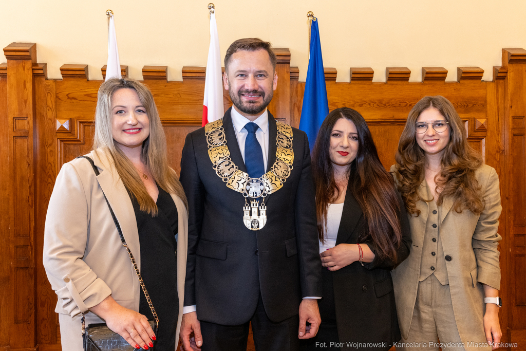 umk_0751.jpg-Aleksander Miszalski, gratulacje, prezydent, goście, zaprzysiężenie, ślubowanie  Autor: P. Wojnarowski